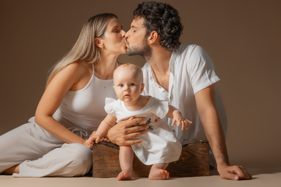 Ogni famiglia ha una storia unica da raccontare. Cattura la magia dei momenti più preziosi con le nostre sessioni fotografiche su misura. Dalla risata condivisa ai piccoli gesti quotidiani, ogni immagine diventa un ricordo eterno.