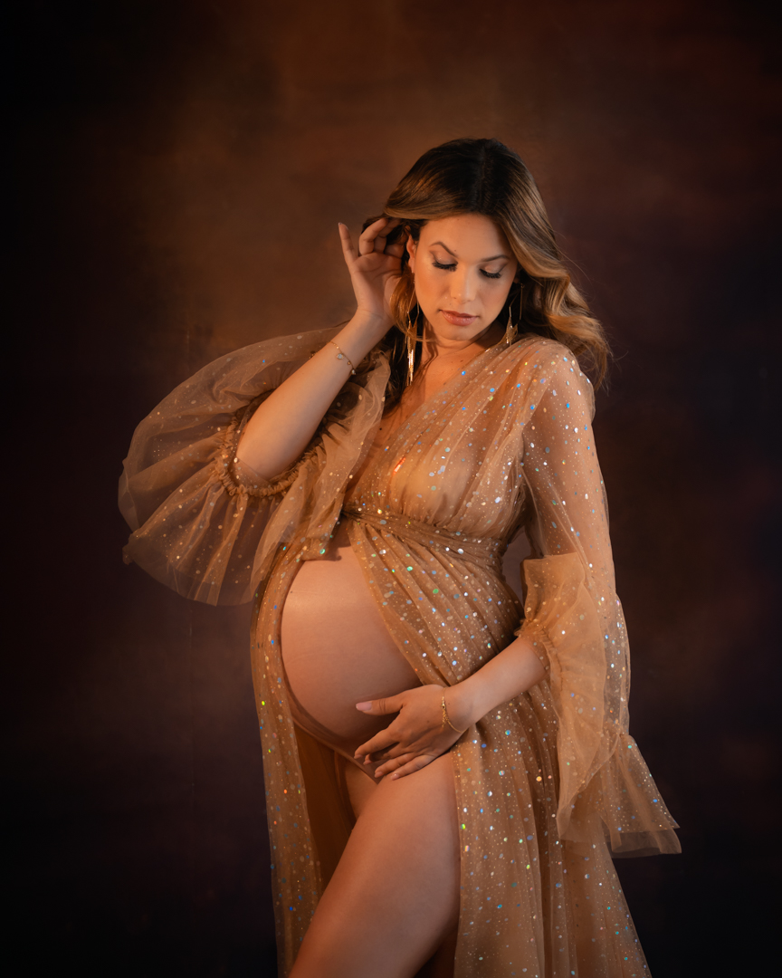 Servizio fotografico maternità Trieste - Futura mamma in abito tulle champagne con brillantini su sfondo bordeaux