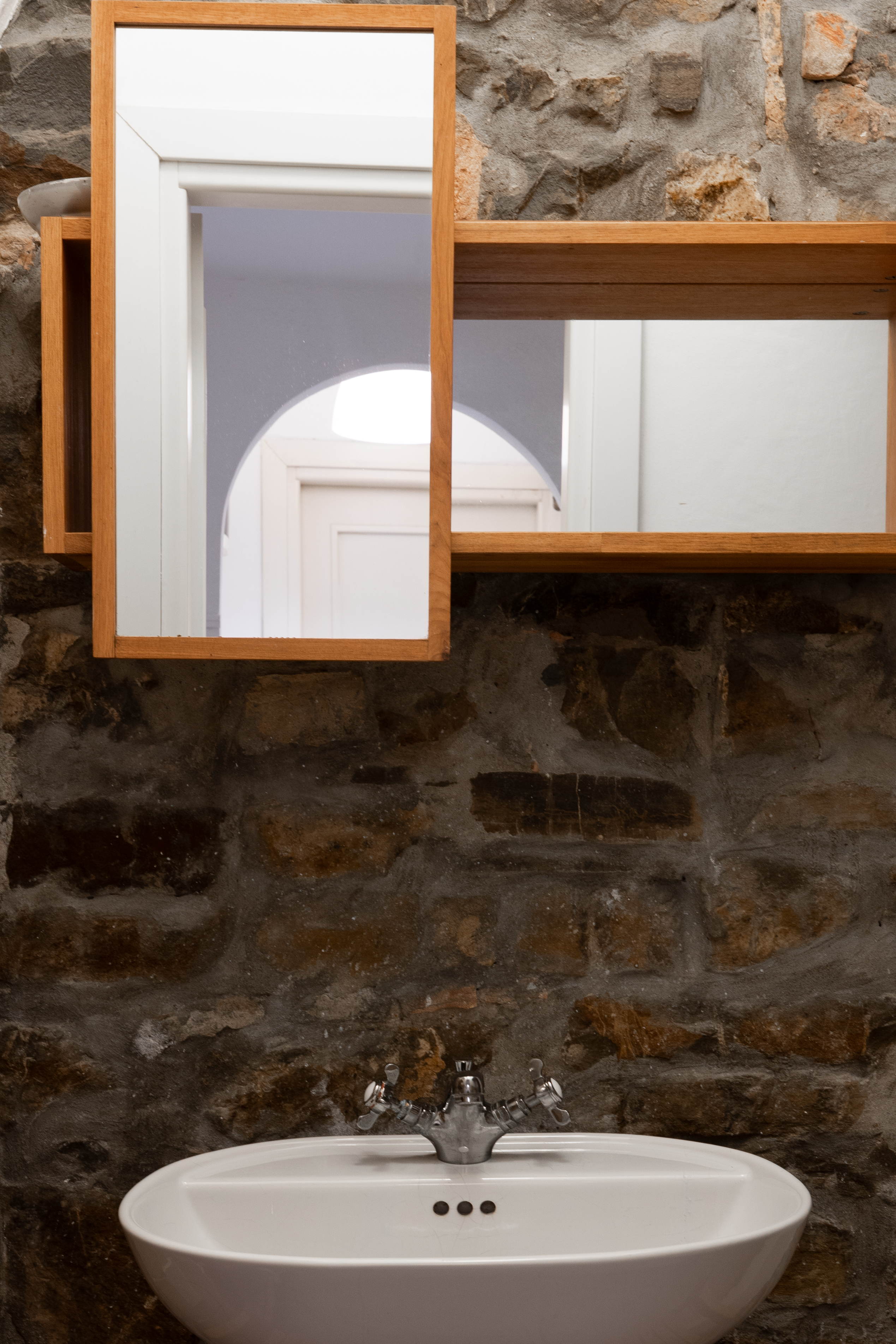 Modern bathroom, clean lines and inviting atmosphere captured in photo