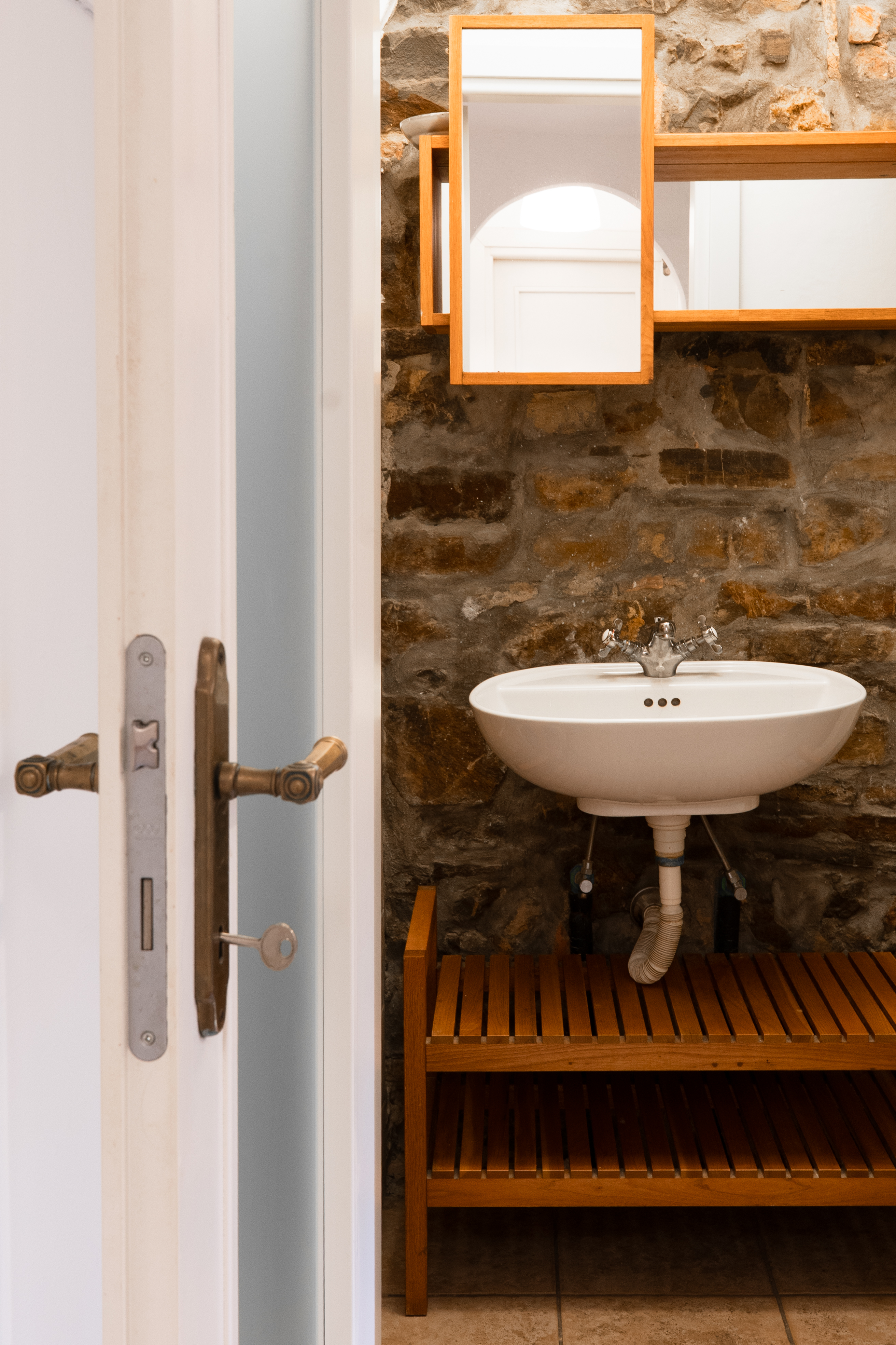 Modern bathroom, clean lines and inviting atmosphere captured in photo